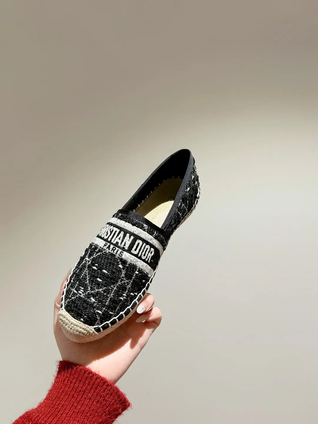 👟👟Ex-factory price 460👟👟 Dior DIOR's new popular early spring fisherman shoes 🆕 Simple, elegant and fashionable, timeless and timeless, it is a classic that will never fade away in the fashion circle, retro fisherman shoes. Original hand-woven surface, electric embroidery technology! Specific cloth surface and rubber outsole. Code number: 35-39 (40.41 customized, non-refundable)